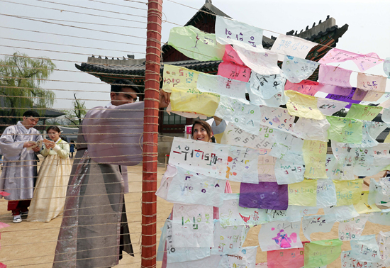 올해 궁중문화축전은 세종 즉위 600주년을 담아 <한글 타이포 전>을 비롯해 여러 프로그램이 새롭게 기획됐다. 