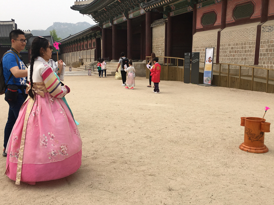 근정문 앞에서 궁중놀이인 