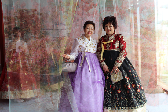 다정한 언니, 동생 사이인 임은숙씨(58. 사진 왼쪽)와 김미옥씨(60. 사진 오른쪽)도 오늘만큼은 왕실의 여인이 됐다.