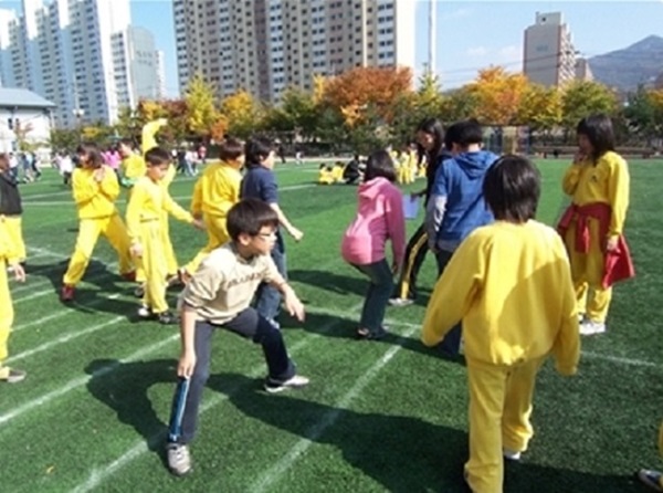 체육시간에 ‘통일 놀이’ 게임 활동을 하는 아이들.