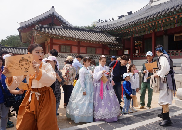<임금님이 나타났다> 상황극 진행중인 화성행궁 봉수당