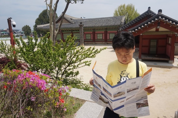 화성행궁 뒤에서 지도를 살피며 다음 이동 경로 확인중이다.