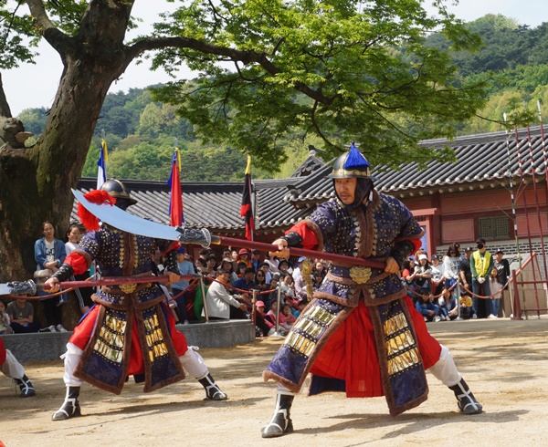 신풍루 앞의 