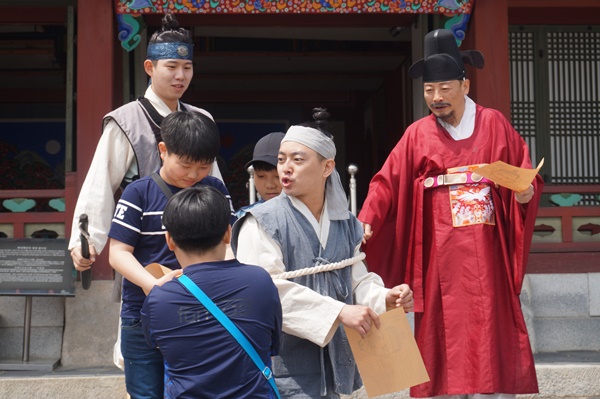 융릉능지기를 잡아온 초등학생들의 의기양양 모습