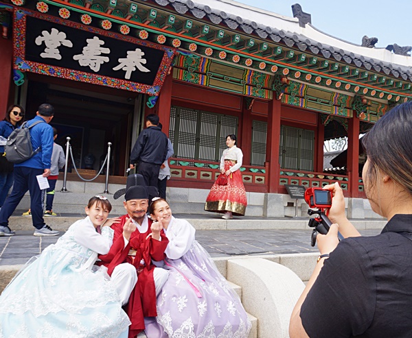 상황극 배우와 함께 사진 찍는 일본인 관광객