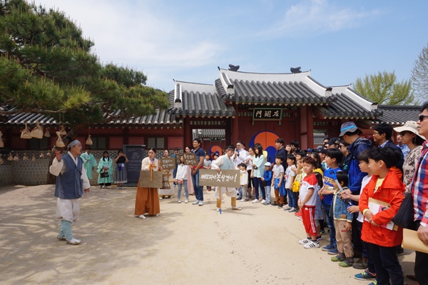 <임금님이 나타났다> 두 번째 이야기 상황극 모습.