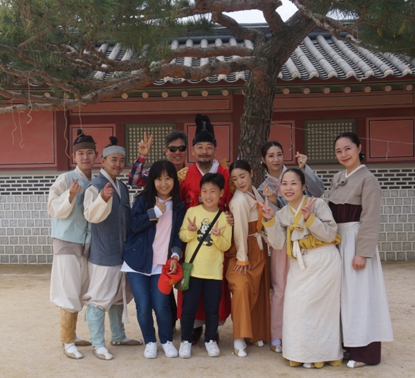 관람객 가족들과 모두 사진을 찍어주시는 상황극 배우들