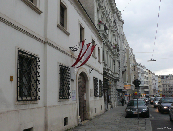 오스트리아 국기가 꽂혀있는 슈베르트 생가 건물. 슈베르트는 이곳에서 4살까지 살았다.