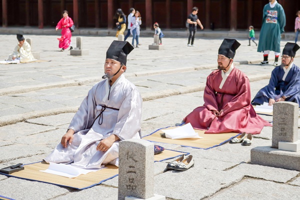 다소 긴장한 시민배우의 모습 