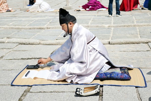 장원급제를 위해 먹을 가는 시민배우의 모습