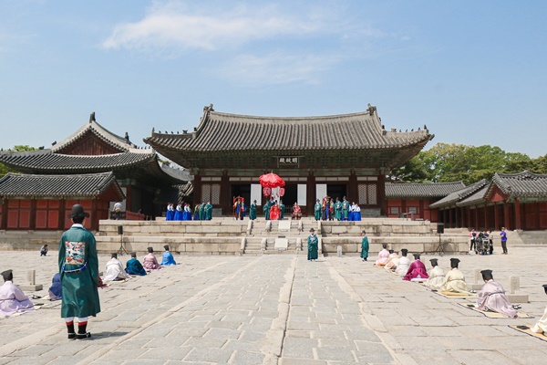 기로정시가 펼쳐진 명정전 일대 