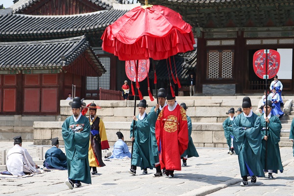 왕이 지나감에도 꿋꿋하게 과거시험에 몰입했다