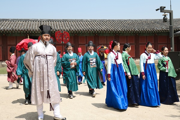 돌아가는 발걸음 느리게 하며 사진들을 남겼다