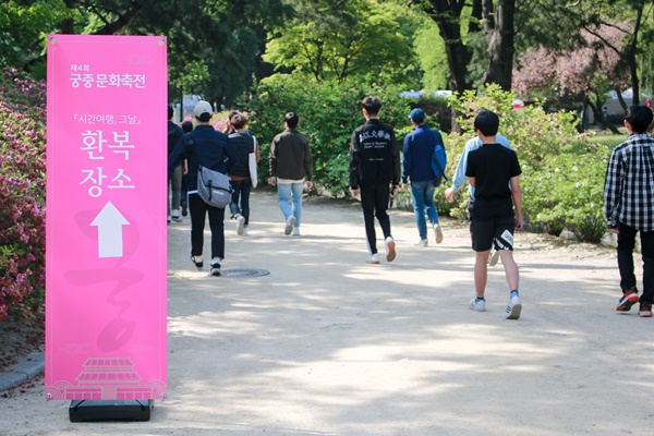 환복장소로 이동하는 설레는 발걸음들