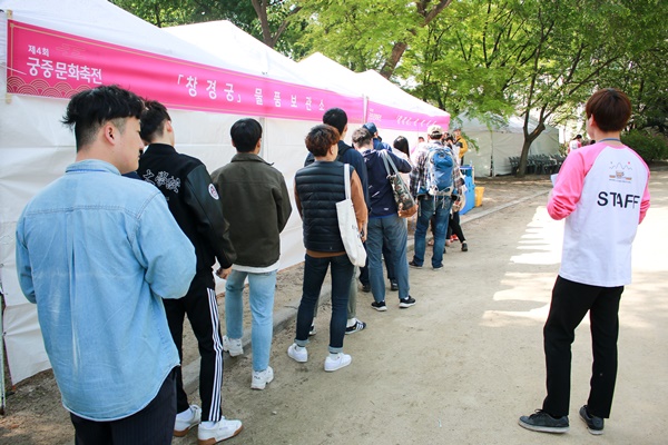 순서대로 신분확인과 의복(내의)를 지급받았다