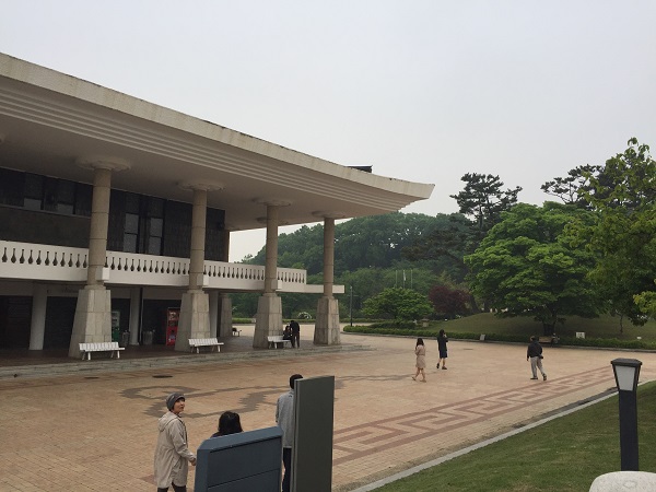 봄비가 촉촉히 내리던 국립경주박물관.