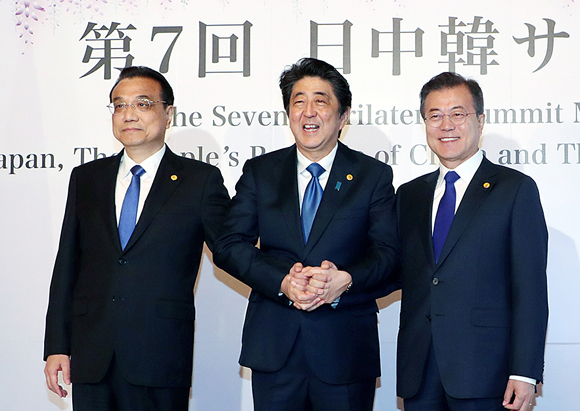 문재인 대통령과 아베 신조 일본 총리(가운데), 리커창 중국 국무원 총리가 9일 오전 일본 도쿄 영빈관 '하고로모노마'에서 열린 한·일·중 정상회의에 앞서 기념 촬영을 하고 있다.<사진=청와대> 