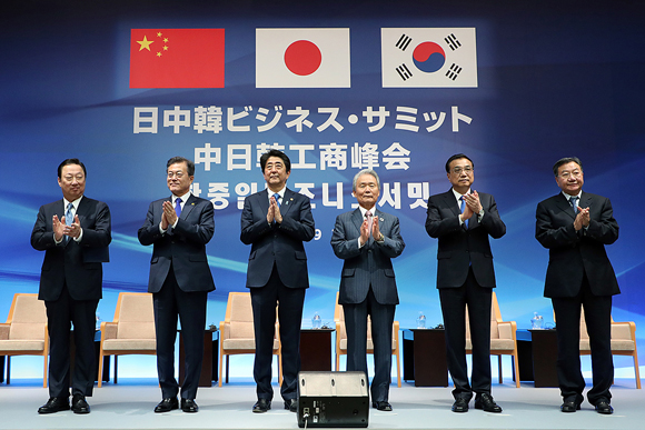 문재인 대통령과 아베 신조 일본 총리, 리커창 중국 국무원 총리와 3국 경제인들이 9일 오전 일본 도쿄 게이단렌(일본경제단체연합)에서 열린 한·일·중 비즈니스 서밋에서 박수치고 있다. 왼쪽부터 박용만 대한상의 회장, 문 대통령, 아베 신조 일본 총리, 사카키바라 사다유키 일본 게이단렌 회장, 리커창 중국 총리, 장쩡웨이 중국 국가무역촉진위 회장.<사진=청와대>