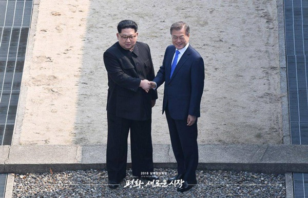 4월 27일 오전 문재인 대통령과 김정은 위원장이 판문점 군사분계선에서 악수를 하고 있다.(출처=청와대)
