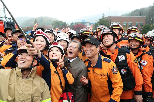 위대한 대한민국, 정의로운 대한민국, 자랑스러운 대한민국, 당당한 대한민국을 만들고자 노력했던 문재인 대통령의 1년.(출처=청와대)