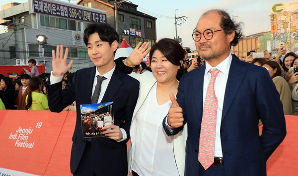 개막작 야키니쿠 드래곤의 배우 임희철(왼쪽), 이정은(왼쪽 두번째), 김상호가 레드카펫을 밟으며 포즈를 취하고 있다.(출처=뉴스1)