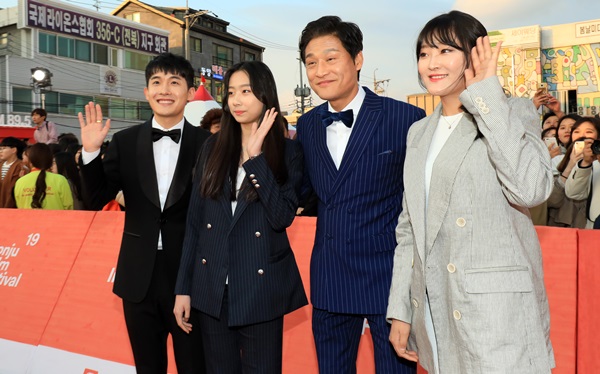 영화 ‘파도치는 땅’에 출연한 배우들.(출처=뉴스1)