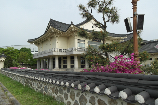 충주 호암지 앞에 위치한 우륵당. 이 곳에서 드라마 화랑을 촬영했다.