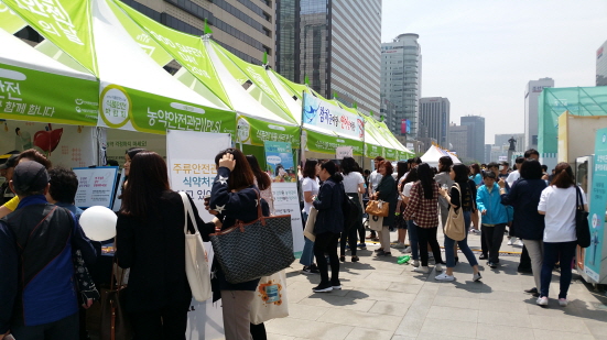 식품안전 박람회장을 찾은 많은 사람들이 광화문 광장을 가득 메우고 있다. 