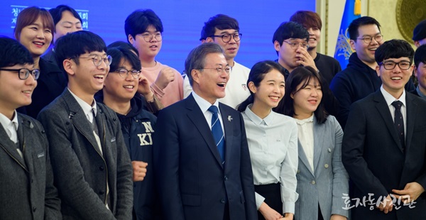 지난 3월 청년일자리 대책 보고대회 및 제5차 일자리위원회에서 문재인 대통령이 청년들과 기념사진을 촬영하고 있다.(출처=청와대)