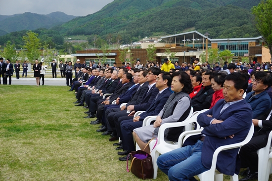 추위 속에서 진행된 개원식 현장