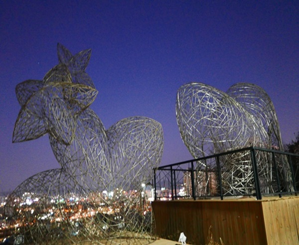 청춘발산마을 정상에서 바라본 조각작품과 야경.