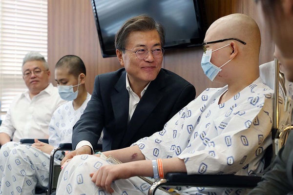 문재인 대통령이 지난해 건강보험 보장성 강화 관련해 서울성모병원을 찾아 환자들을 격려하고 있다.(출처=청와대)