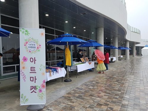 축제에 준비된 볼거리 살거리 아트마켓입니다.