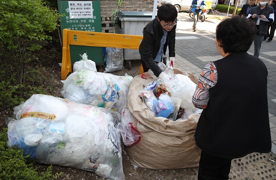  한 아파트에서 공동주택 분리배출 위반 여부를 점검했다. 이날 단속반원들이 분리배출된 비닐쓰레기를 살피고 있다. .(사진=저작권자(c) 연합뉴스, 무단 전재-재배포 금지)