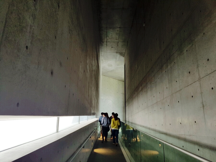 빛과 콘크리트, 물이 어우러져 독특한 풍경을 만들어낸다 