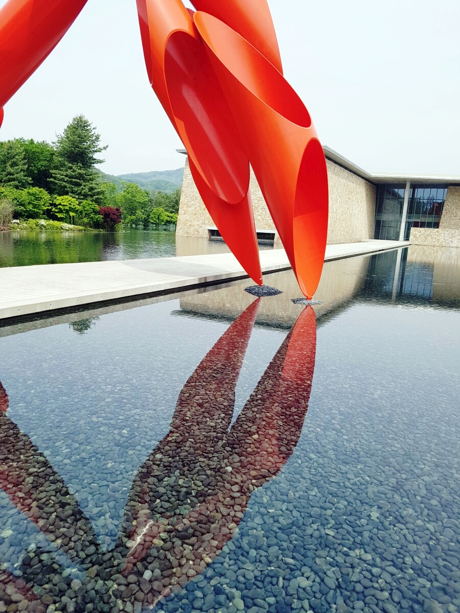 자갈이 깔려있는 바닥을 물로 덮어 바람결에 잔잔히 파동을 일으키는 모습에 넋을 놓게 되는 시간이었다