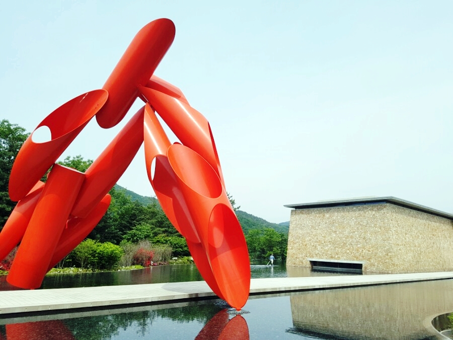 붉은 색의 아치웨이(archway)와 초록의 자연이 잘 어우러진다