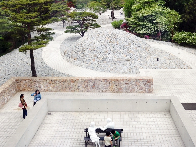 신라고분의 모습을 본떠 만든 스톤가든은 산책코스로 인기있다