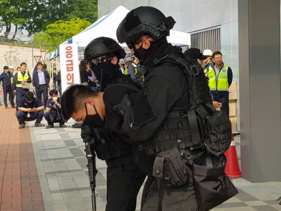 테러범을 체포하는 모습.