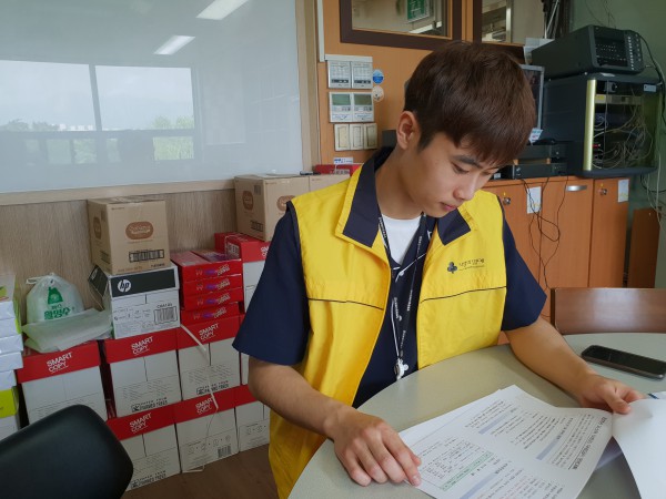 저소득 어르신 무료급식 현황을 설명 중인 사회복지사