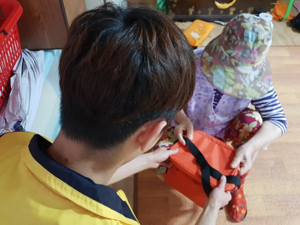 도시락을 받는 어르신