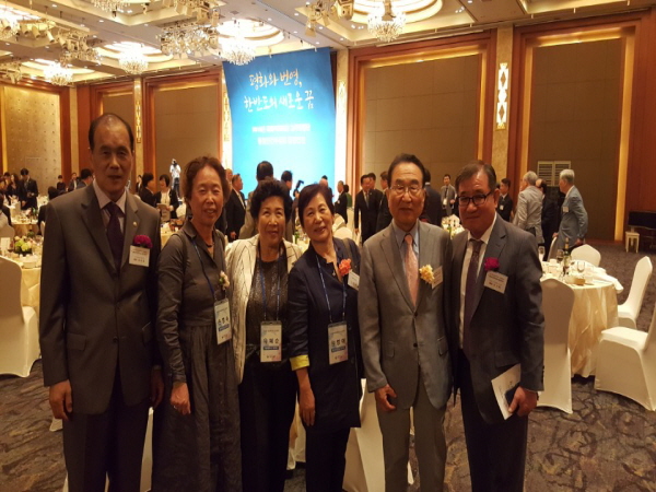 행정안전부장관 주최 국외이북도민 환영만찬에서 개풍군민회장, 개풍군 명예군수 등 개풍군 관계자들이 개풍군 출신 이북도민과 기념촬영하고 있다. 