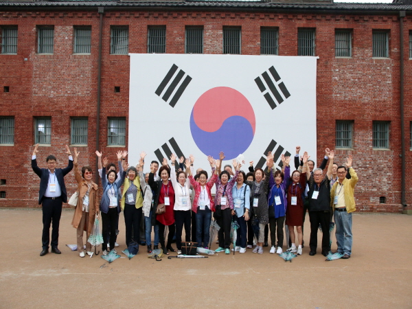 해외이북도민들이 서대문형무소 역사관을 관람하고 기념촬영하고 있다. <사진=이북5도위원회>