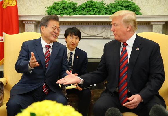 미국 워싱턴 DC를 공식 실무방문 중인 문재인 대통령이 22일 오후(현지시간) 백악관 오벌오피스에서 열린 한·미 정상 단독회담에서 도널드 트럼프 미 대통령과 환담하고 있다. <저작권자(c) 연합뉴스, 무단 전재-재배포 금지>