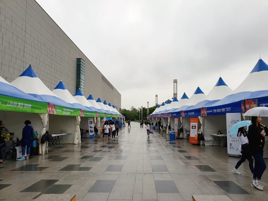 국립중앙박물관 앞마당에 모인 박물관, 미술관 부스.