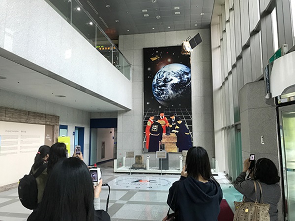 기상청 로비. 천리안 기상위성과 측우기가 전시돼있다. 