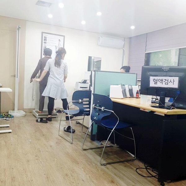 한 어르신이 인바디 검사를 하고 있다.