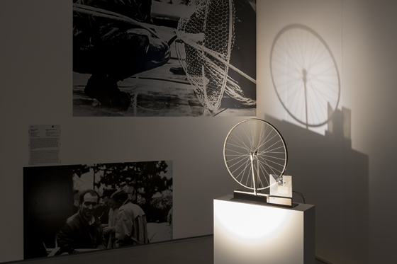 트 라우센버그, 트레이서(Tracer), 1962년, 자전거 바퀴와 금속판, 전기 모터, 목재에 플렉시글라스, 69.90×57.20×15.20㎝, 페이스 갤러리 서울 소장. (사진 = 국립현대미술관)