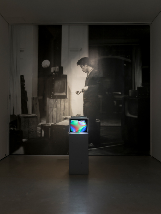 백남준, 자석 TV(Magnet TV), 1965년(1995년 재제작), TV 수상기, 자석, 50x90x120㎝, 국립현대미술관 소장. (사진 = 국립현대미술관)