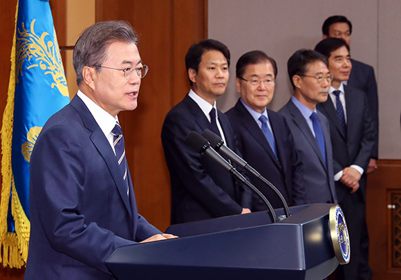 문재인 대통령이 27일 오전 청와대 춘추관 대브리핑실에서 전날 김정은 북한 국무위원장과 가진 제2차 남북정상회담 결과를 발표하고 있다. (사진=저작권자(c) 연합뉴스, 무단 전재-재배포 금지)